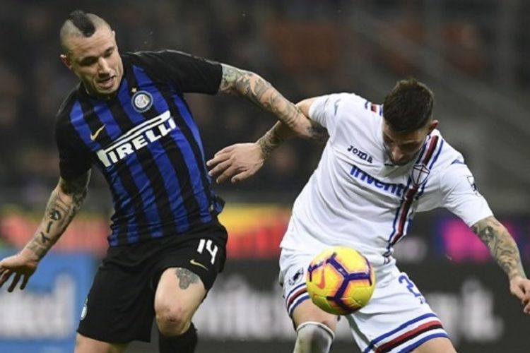 Nicola Murru mencoba menghalangi Radja Nainggolan pada pertandingan Inter Milan vs Sampdoria di Stadion Giuseppe Meazza dalam lanjutan Serie A, Liga Italia, 17 Februari 2019. 