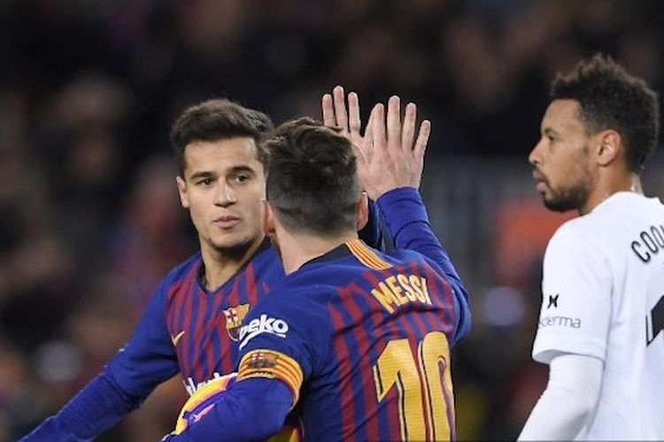 Philippe Coutinho menyelamati Lionel Messi yang mencetak gol pada laga Barcelona vs Valencia di Stadion Camp Nou, 2 Februari 2019. 