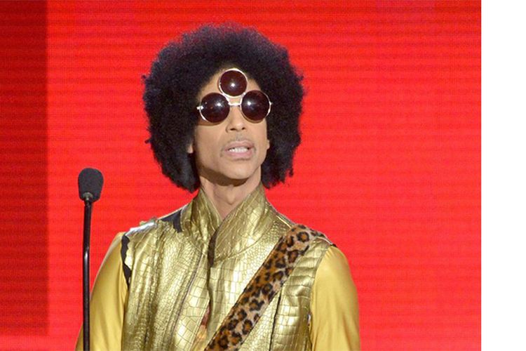 Prince mengenakan kacamata tiga lensa pada tahun 2014 silam. 
