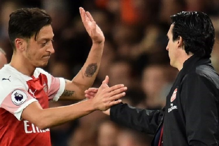 Mesut Oezil ditarik keluar oleh pelatih Unai Emery pada laga Arsenal vs Leicester City di Stadion Emirates, 22 Oktober 2018. 