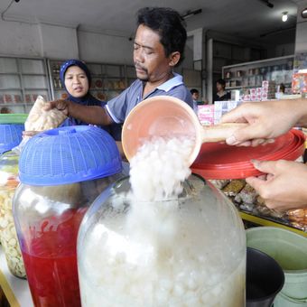 Wisatawan membeli manisan di sentra oleh-oleh di Jalan Dr Muwardi, Kabupaten Cianjur, Jawa Barat, Minggu (28/12). Sejumlah toko bangkrut seiring dibukanya Jalan Tol Cipularang pada tahun 2005, yang membuat jarak tempuh Jakarta- Bandung lebih singkat.