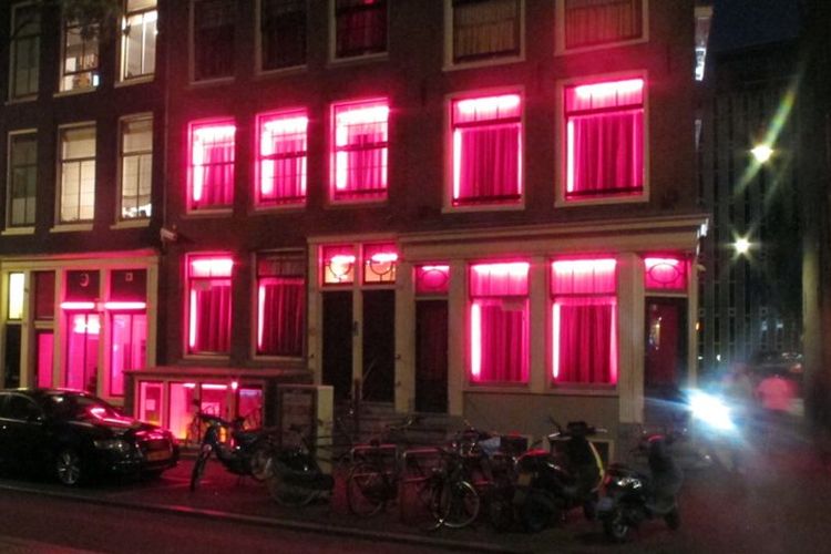 Salah satu bangunan di pusat prostitusi Amsterdam, De Wallen. 