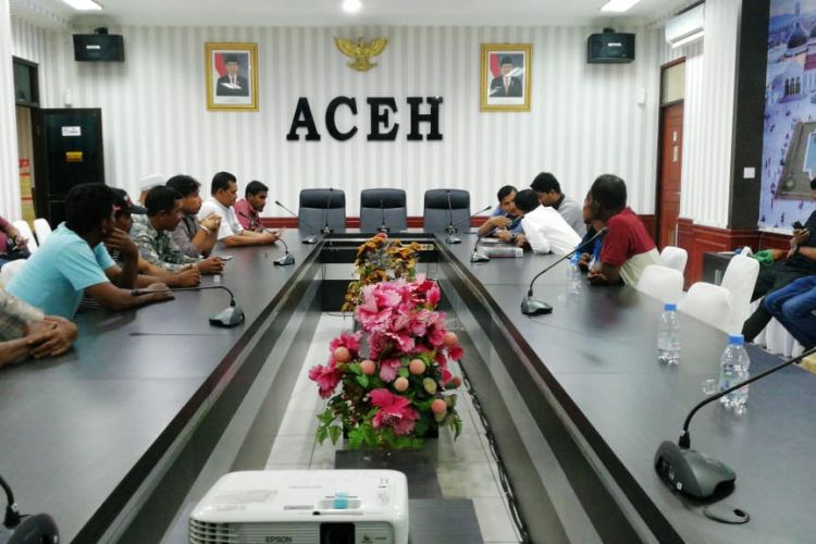 didampingi pengacara, 12 mantan GAM perwakilan dari Aceh Tengah dan Bener Mariah melaaporkan Dahnil Anzar Simanjutak dan Sandiaga Uno ke Polda Aceh karena telahengeluarkan pernyataan  disejumlah media lahan Prabowo digunakan mantan GAM, Senin (25/02/2019).  