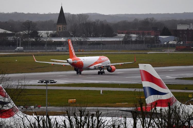 Pesawat bersiap lepas landas dari Bandara Internasional Gatwick di London, pada Jumat (21/12/2018), setelah sempat ditutup akibat teror drone misterius.