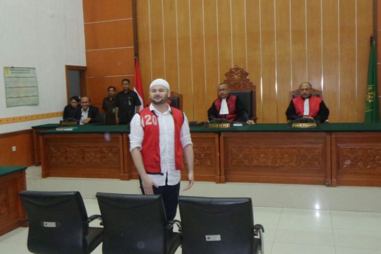 Ridho Rhoma menjalani sidang putusan kasus penyalahgunaan narkoba di Pengadilan Negeri Jakarta Barat, Selasa (19/9/2017).