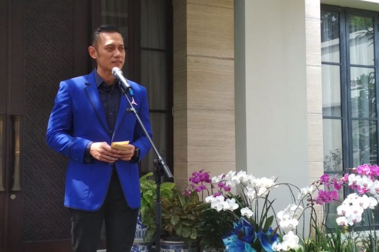 Komandan Komando Satuan Tugas Bersama (Kogasma) Partai Demokrat Agus Harimurti Yudhoyono (AHY) saat memberikan keterangan pers di kediaman ayahnya, Susilo Bambang Yudhoyono (SBY), di Kuningan, Jakarta, Jumat (1/8/2019).