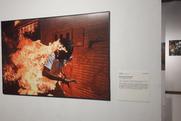 Foto karya Ronaldo Scemidt yang memenangkan World Press Photo of The Year dipamerkan di Bentara Budaya Jakarta, Rabu (5/9/2018).