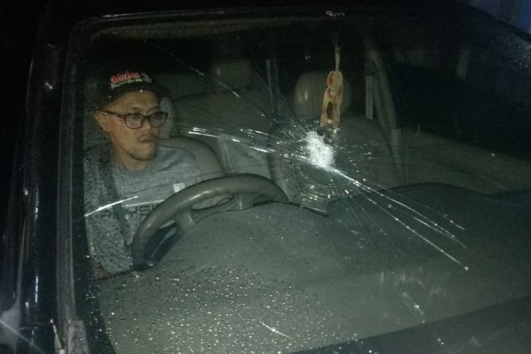 Kaca mobil milik Eman Sulaeman retak setelah dilempar penumpang sepeda motor di Jalan Alternatif Nagrak di Sukabumi, Jawa Barat, Senin (15/10/2018) malam. 