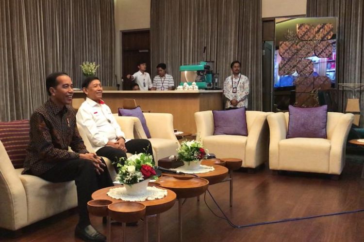Presiden Joko Widodo menggelar konferensi video dengan Presiden ke-3 RI B.J Habibie, Senin (14/1/2019).