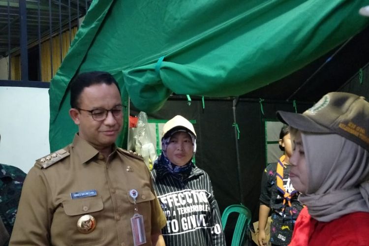 Gubernur DKI Jakarta Anies Baswedan saat meninjau lokasi kebakaran di Jalan Tomang Raya, Tomang, Grogol Petamburan, Jakarta Barat, Selasa (22/1/2019).