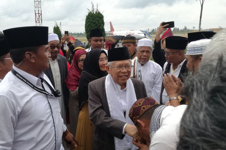 Calon wakil presiden Maruf Amin tiba di Bandar Udara Internasional Silangit, Kabupaten Tapanuli Utara, Sumatera Utara. Maruf tiba dengan menggunakan pesawat Garuda Indonesia sekitar pukul 11.20 WIB.