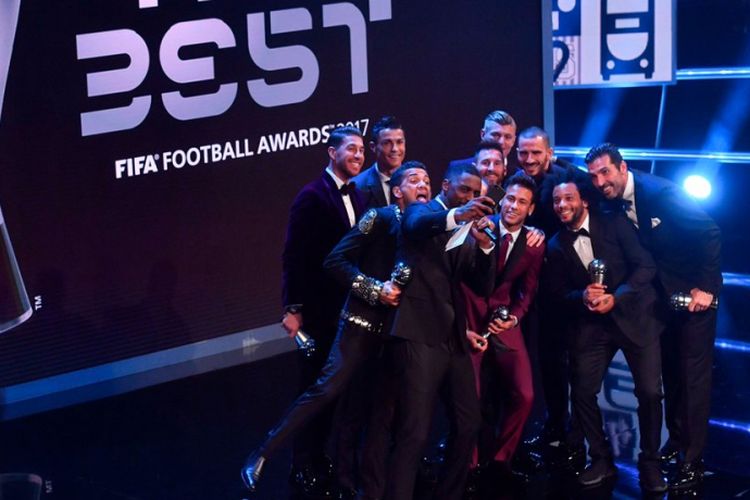 The Best XI FIFPro 2017 berfoto bersama dengan pembawa acara Idris Elba pada FIFA The Best Football Awards 2017 di London, Senin (23/10/2017).