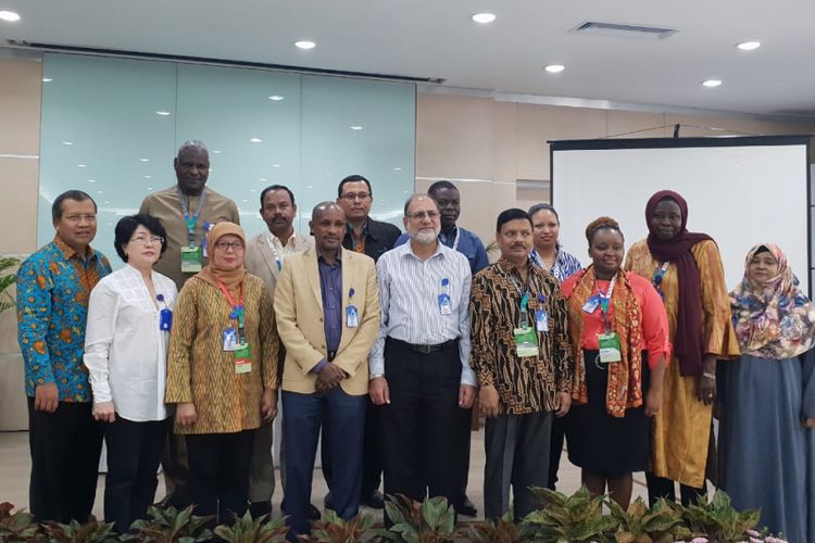 Delegasi negara-negara OKI saat melakukan kunjungan ke PT Bio Farma di Bandung, Jumat (23/11/2018)
