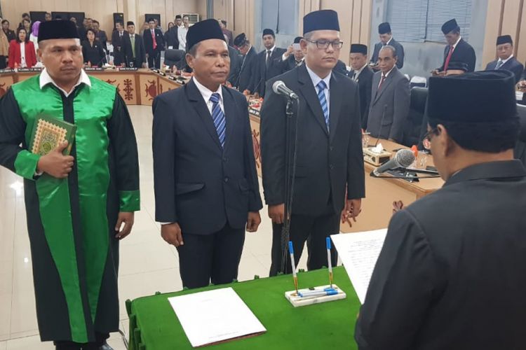 Proses pengambilan sumpah Abdul Rasyid Mewar sebagai angota DPRD Kota Ambon antar waktu di Kantor DPRD Kota AMbon, Jumat (12/10/2018).