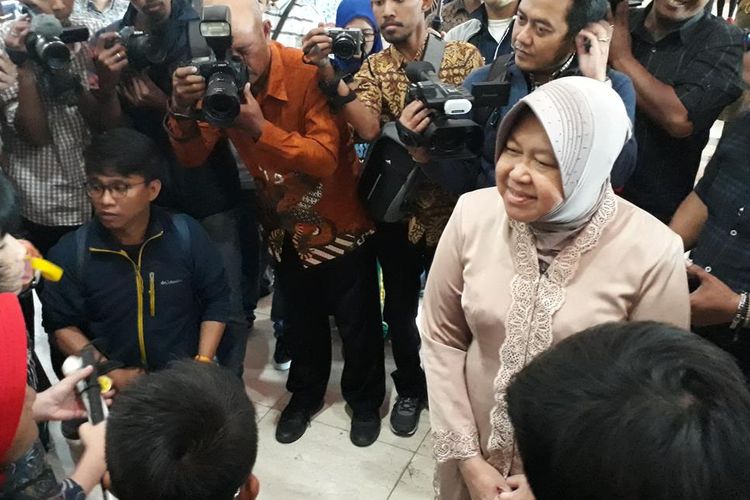 Wali Kota Surabaya Tri Rismaharini mendengar cerita dan pengalaman siswa-siswi ABK yang baru pulang dari Kota Liverpool di Balai Kota Surabaya, Rabu (7/8/2019).