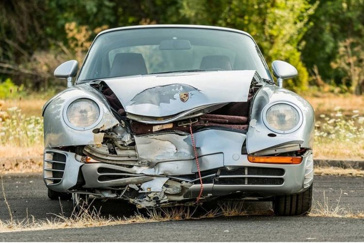 Porsche 959 Komfort tahun 1987 berhasil terjual dalam keadaan rusak dengan harga tinggi