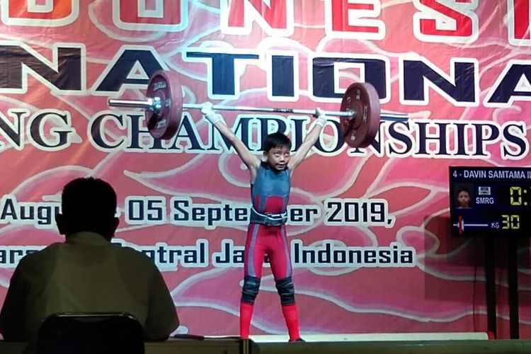 Atlet angkat besi asal Semarang, Davin Samtama Ilham, mengangkat beban 30 kg untuk angkatan clean and jerk di The Youth Indonesia Weightlifting Championships 2019 yang digelar di Semarang, Jawa Tengah, Jumat (30/8/2019).