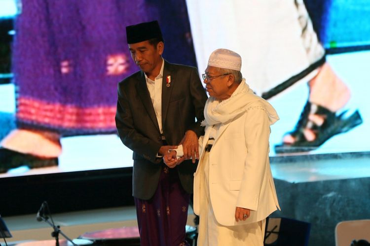 Presiden Joko widodo menggandeng Ketua MUI KH Maruf amin usai memukul bedug secara bersamaan untuk membuka Festival Sholawat Nusantara Piala President yang digelar di Sentul International Convention Center, Bogor, Jawa Barat, Sabtu (24/2/2018). Festival ini di seluruh Indonesia dan puncaknya akan dilaksanakan saat Hari Santri.