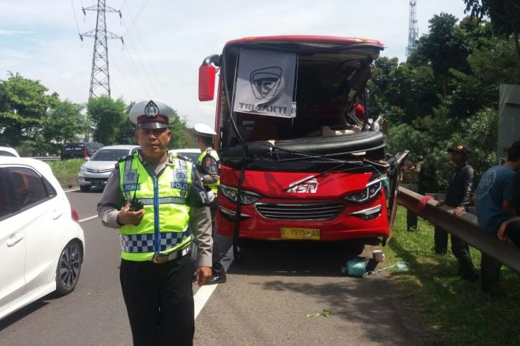 Sebuah bus pariwisata berwarna merah tampak hancur di bagian depan akibat kecelakaan di Km 145 Tol Padaleunyi Jalur A. Akibatnya, salah satu dosen ITB, Budi Brahmantyo, meninggal dunia dalam kecelakaan tersebut.