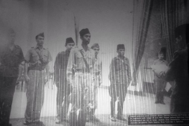 Foto pelantikan pucuk pimpinan tentara Nasional Indonesia oleh presiden Soekarno di Yogyakarta.  Jenderal Sudirman (depan) dan  Jenderal Oerip Soemohardjo (pojok kiri). Foto-foto lainnya bisa Anda lihat jika berkunjung ke Museum Satria Mandala, Jakarta, Selasa (4/10/2017)