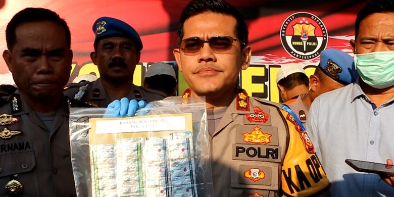 AKBP Roland Ronaldy menunjukan barang bukti dari tangan JH yang menjual obat-obatan kepada dua orang tersangka pembunuhan santri, YS dan MR, di kantor Polres Cirebon Kota, Senin (9/9/2019).