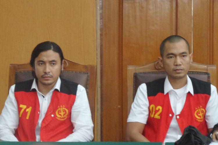 Marcello Tahitoe (kiri) atau Ello dan DM menjalani sidang kasus dugaan penyalahgunaan narkoba jenis ganja di Pengadilan Negeri Jakarta Selatan, Selasa (7/11/2017).