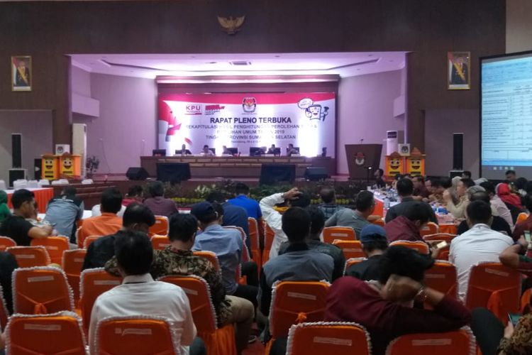 Suasana rapat pleno rekapitulasi penghitungan suara di kantor KPU Sumatera Selatan, Minggu (12/5/2019).