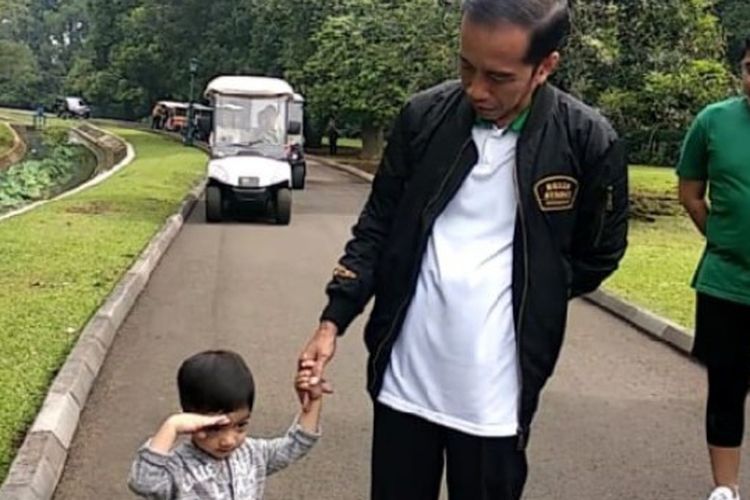 Cucu Jokowi Jan Ethes Sri Narendra menunjukkan sikap hormat saat kakeknya menyanyikan Indonesia Raya, di Istana Bogor, Sabtu (8/12/2018).