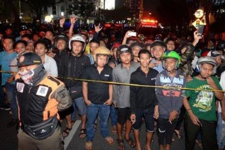Ratusan orang berdiri dari jarak yang cukup jauh untuk melihat jalan Gubeng yang ambles, Selasa (18/12/2018) malam. 