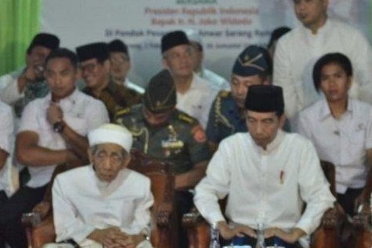 Presiden Jokowi bersama ibu negara Iriana bertemu KH Maimoen Zubair di Pondok Pesantren Al Anwar Karangmangu, Sarang, Rembang, Jumat (1/2/2019).