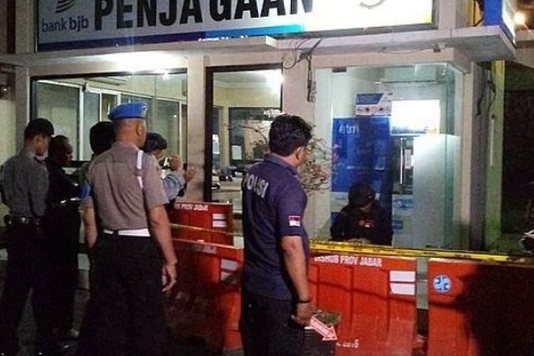 Sejumlah petugas saat memeriksa benda diduga bom di Mapolres Cirebon Kota, Jalan Veteran, Kota Cirebon, Sabtu (15/6/2019) malam. 