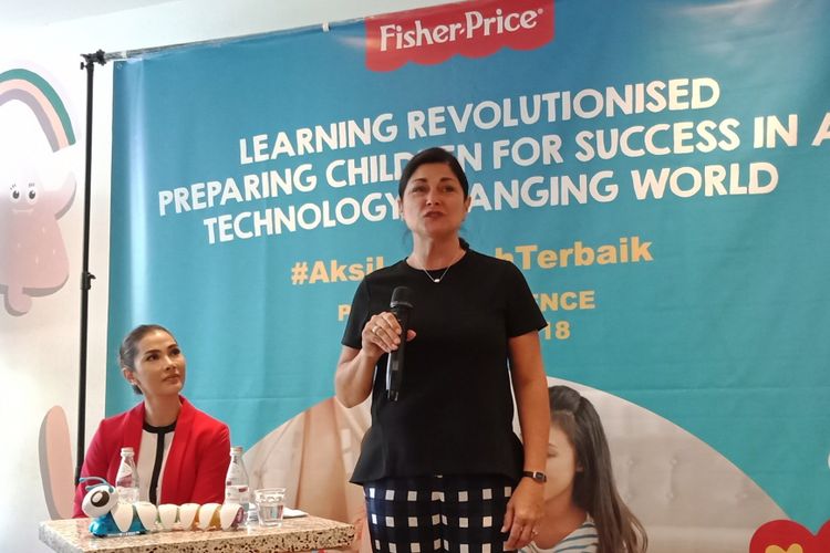 Director of Early Childhood Development Research Fisher Price, Deborah Weber, Ph.D (baju hitam)saat menjelaskan mengenai mainan edukatif anak dalam sebuah diskusi di Jakarta, Rabu (11/4/2018).