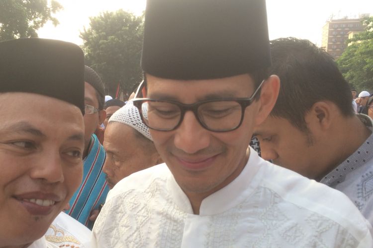 Calon Wakil Presiden Sandiaga Salahuddin Uno usai menunaikan shalat Idul Adha di Monumen Perjuangan Jatinegara, Jalan Matraman Raya, Bali Mester, Jatinegara, Jakarta Timur, Rabu (22/8/2018).