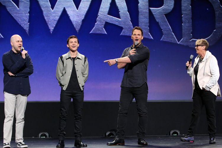 Aktor Marvel Tom Holland (kedua dari kiri) dan Chris Pratt ketika menghadiri Disney D23 Expo.
