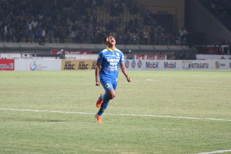 Febri Hariyadi merayakan golnya pada pertandingan Persib Bandung vs Kalteng Putra dalam lanjutan Liga 1 2019 di Stadion Si Jalak Harupat, 16 Juli 2019. 