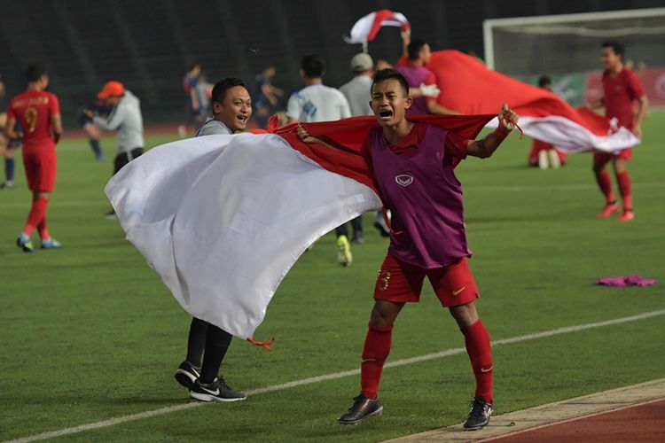 Pemain Timnas U-22 Sani Riski Fauzi membawa Bendera Merah Putih setelah  berhasil memenangi babak final Piala AFF U-22 di Stadion Nasional Olimpiade Phnom Penh, Kamboja, Selasa (26/2/2019). Indonesia menjadi juara setelah mengalahkan Thailand di babak final dengan skor 2-1.