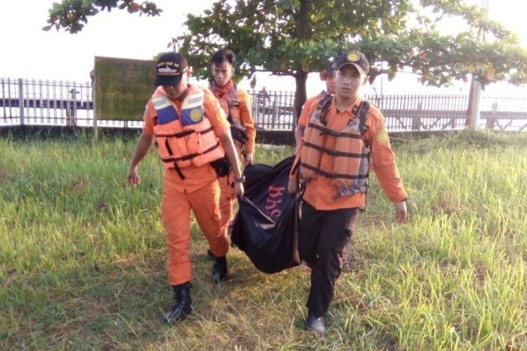 Jenazah Chandra pelajar SMP yang ditemukan tewas di Sungai Musi, saat dievakuasi tim Basarnas Palembang, Jumat (27/7/2018)