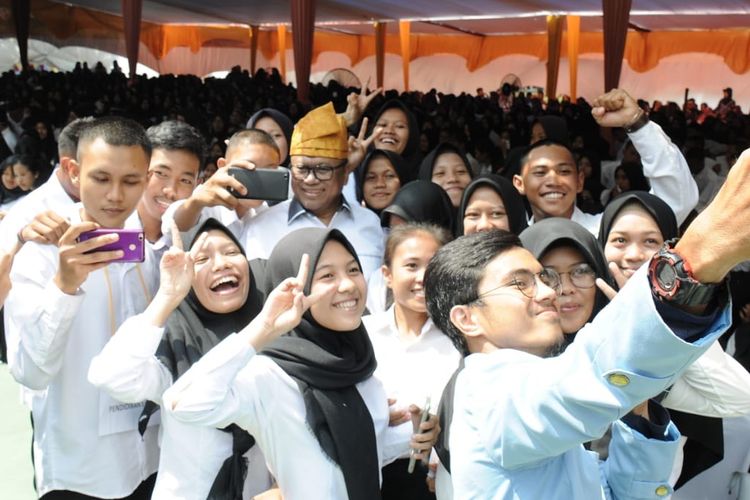 Wakil Ketua MPR RI oesman Sapta Odang berswafoto bersama mahasiswa baru Fakultas Keguruan dan Ilmu Pendidikan, Universitas Riau, Rabu (7/8/2019).