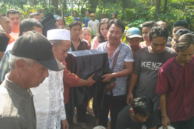 Keluarga membawa peti berisi organ kepala almarhum Budi Hartanto untuk dimakamkan di pemakaman umum Kelurahan Tamanan Kota Kediri Jawa Timur, Jumat (12/4/2019).
