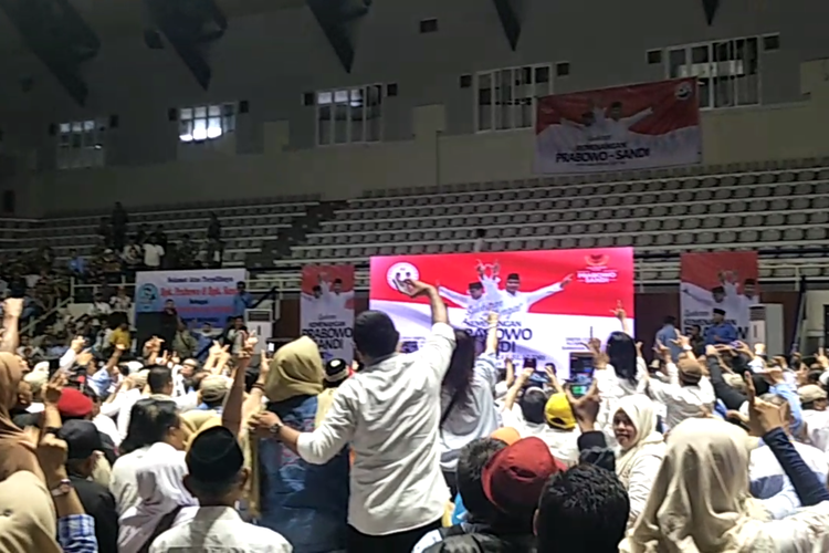 Calon presiden nomor urut 02 Prabowo Subianto menghadiri konsolidasi sekaligus syukuran klaim kemenangan yang digelar oleh para relawan Prabowo-Sandiaga di Padepokan Pencak Silat, Taman Mini Indonesia Indah (TMII), Jakarta Timur, Rabu (24/4/2019).