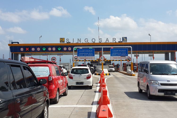Sejumlah kendaraan saat melintas di Gerbang Tol Singosari, Tol Pandaan-Malang pada Sabtu 1 Juni 2019.