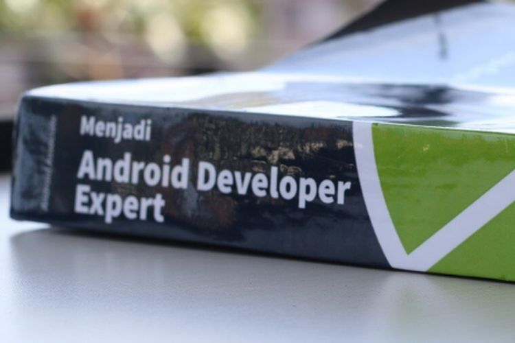 Buku Menjadi Android Developer Expert yang disediakan Dicoding dalam program pelatihan aplikasi Android.