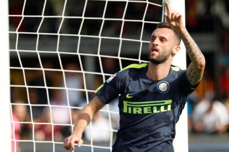 Marcelo Brozovic merayakan gol Inter Milan ke gawang Benevento pada lanjutan Serie A, Minggu (1/10/2017). 