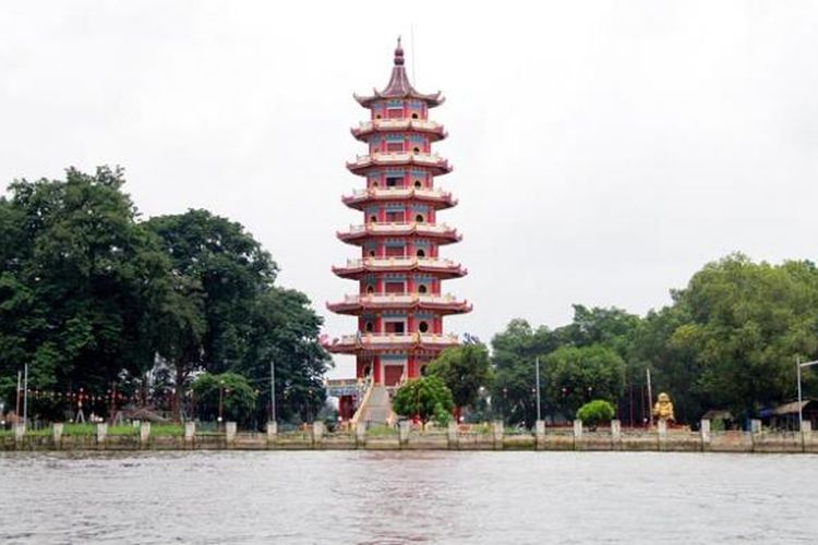 Kompleks Kelenteng dan Pagoda Hok Cing Bio di Pulau Kemaro, Palembang, Sumatera Selatan, Jumat (24/1/2014), dilihat dari Sungai Musi. Pulau di tengah Sungai Musi ini menjadi tujuan ratusan ribu orang dari sejumlah daerah setiap perayaan Cap Go Meh atau bulan purnama pertama setelah Imlek. 