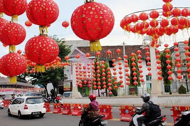 Lampion-lampion mulai dipasang di kawasan Pasar Gede, Solo, Jawa Tengah, Kamis (21/1/2016). Panitia Bersama Imlek Solo 2567 akan memasang sekitar 4.000 lampion di kawasan Pasar Gede dan Kali Pepe untuk menyambut Tahun Baru Imlek 2567 yang jatuh pada 8 Februari 2016. Perayaan Imlek di Solo akan disemarakkan sejumlah acara, antara lain pentas barongsai dam liong, penyalaan kembang api, donor darah, dan aksi sosial.