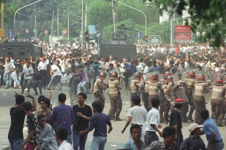 Penyerbuan kantor PDI di Jalan Diponegoro oleh pendukung kubu Soerjadi berakhir dengan bentrokan antara massa dan aparat keamanan di kawasan Jalan Salemba, Jakarta Pusat, 27 Juli 1996. Sebelumnya, kantor PDI diduduki massa pendukung Megawati.