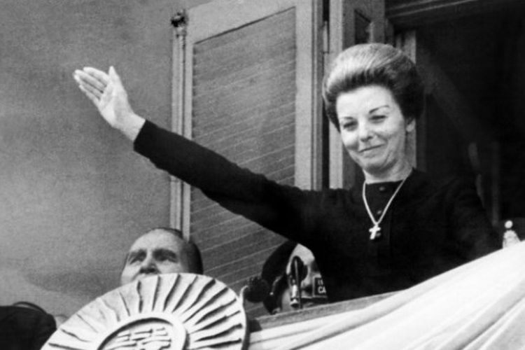 Isabel Peron saat masih menjabat sebagai presiden Argentina, melambaikan tangan kepada kerumunan pada 22 September dari balkoni Istana Kepresidenan Pink House, Plaza de Mayo, Buenos Aires, Argentina. (AFP)