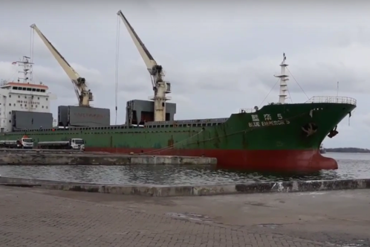 salah satu kapal bersandar di Pelabuhan Pulau Baai, Kota Bengkulu