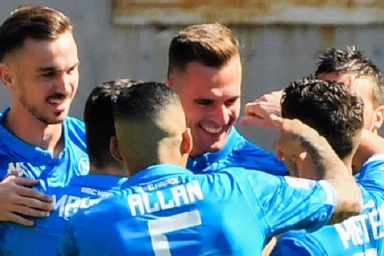 Penyerang Napoli, Arkadiusz Milik (tengah) merayakan gol dengan rekan-rekan setimnya pada pertandingan sepak bola Serie A antara AS Roma vs Napoli pada 31 Maret 2019 di Stadion Olimpico Roma.