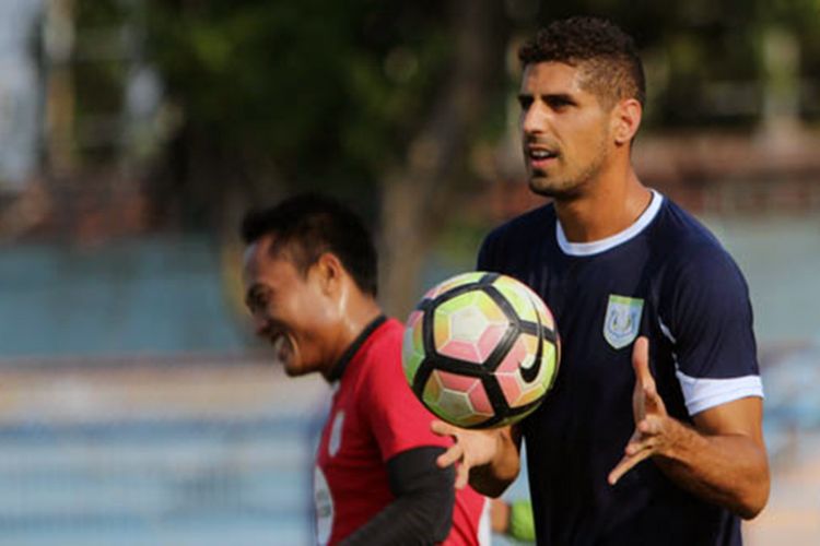 Ramon Rodrigues de Mesquita (kanan) saat mengikuti latihan skuad Persela Lamongan di Stadion Surajaya.